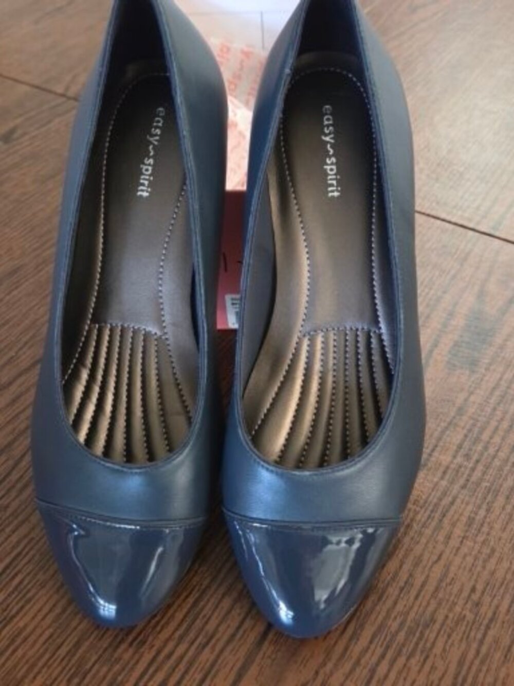 Easy Spirit Esurmine Navy Leather and Patent Pumps. 1.5-inch Heel. Sz 9WW